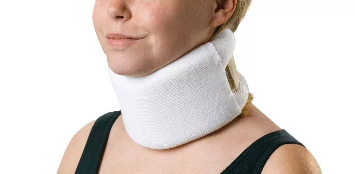 Medline Universal Firm Cervical Collar, 2-1/2 x 22 in. - ORT130102